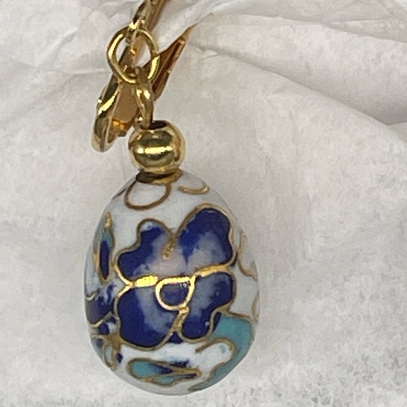 !!SOLD!! Vintage Avon White Blue Cloisonné Easter Egg Clip Earrings Bracelet - Picture 4 of 10